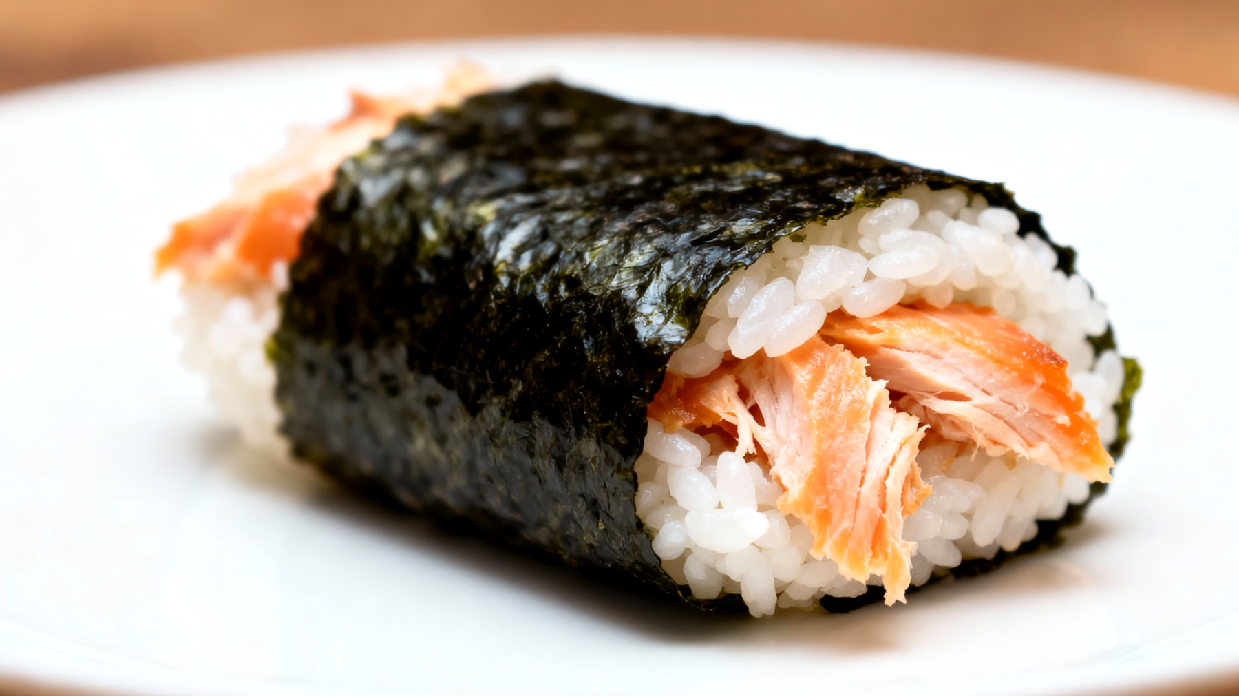 Onigiri con alga nori e salmone"