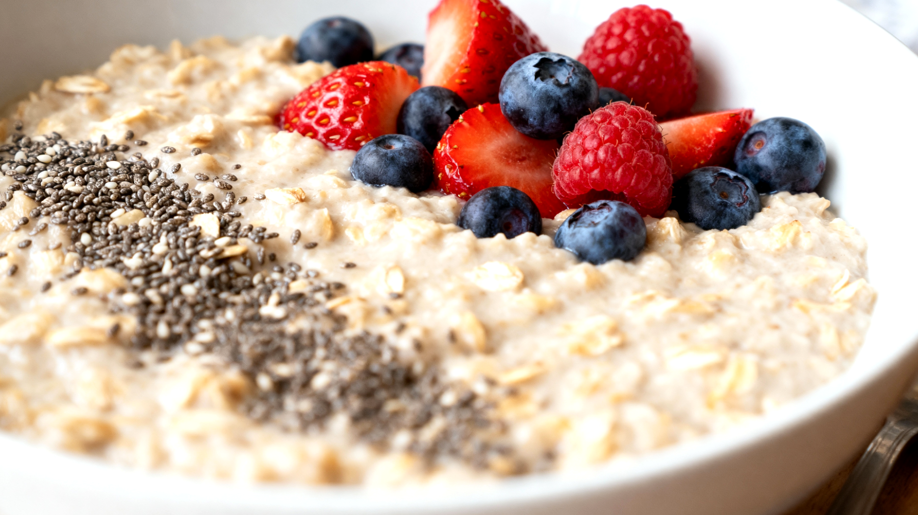 Porridge di avena con semi di chia e frutti di bosco"