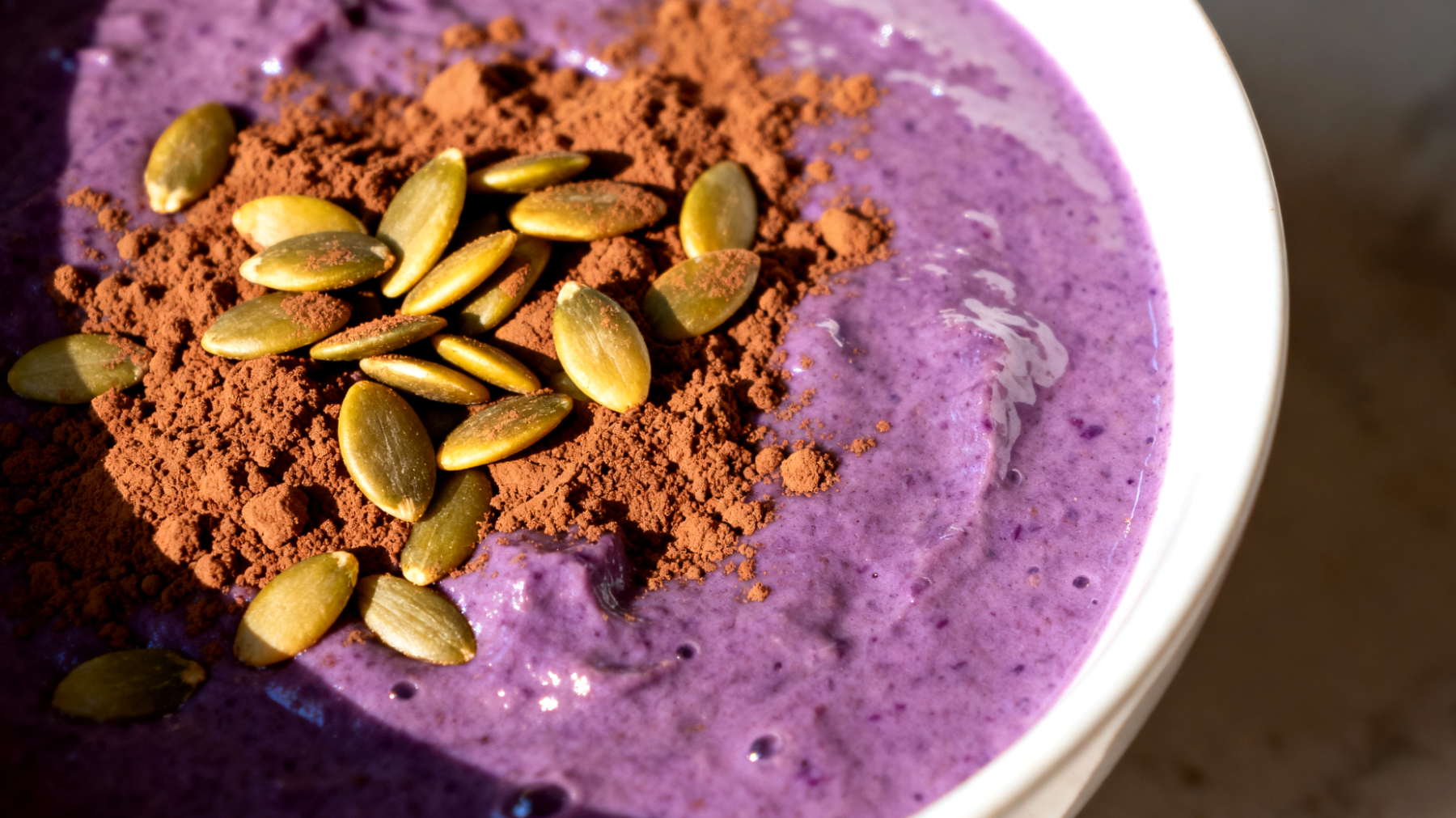 Smoothie bowl con semi di zucca e cacao crudo"