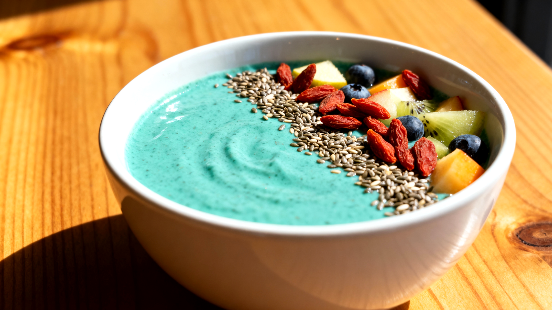 Smoothie bowl con spirulina, semi di canapa e bacche di goji"